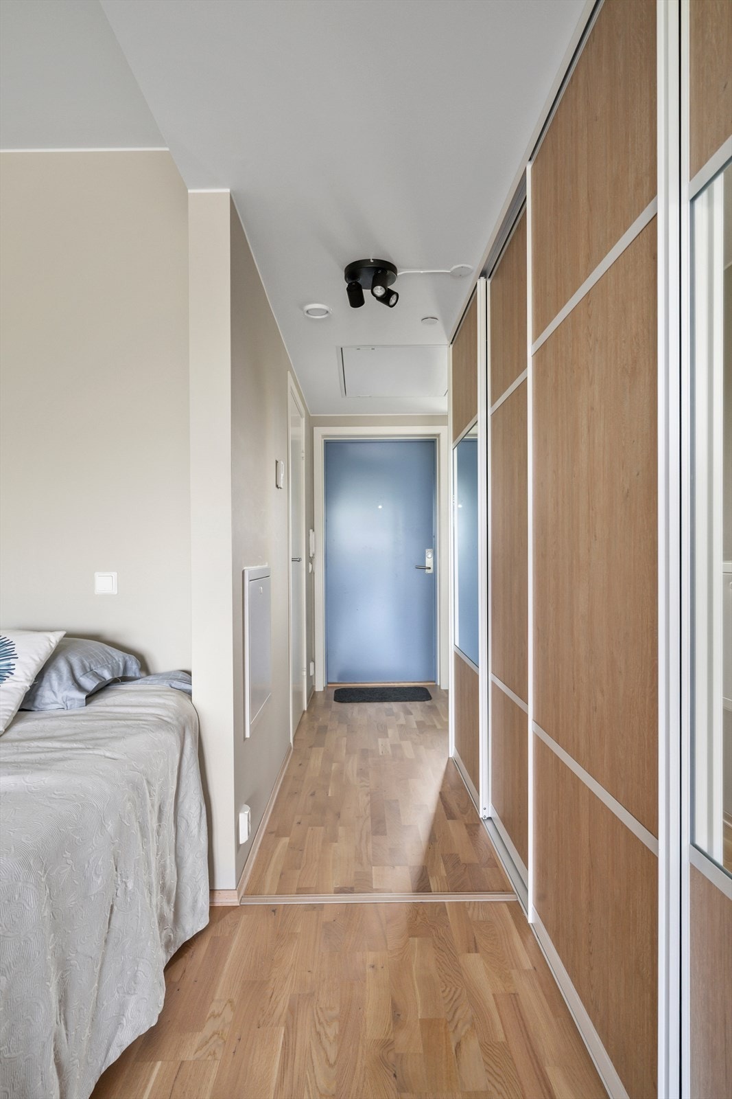 Fin garderobeløsning med god plass til sko og yttertøy. Galleribilde