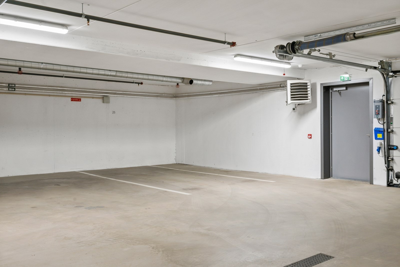 Garasjeplass. Galleribilde