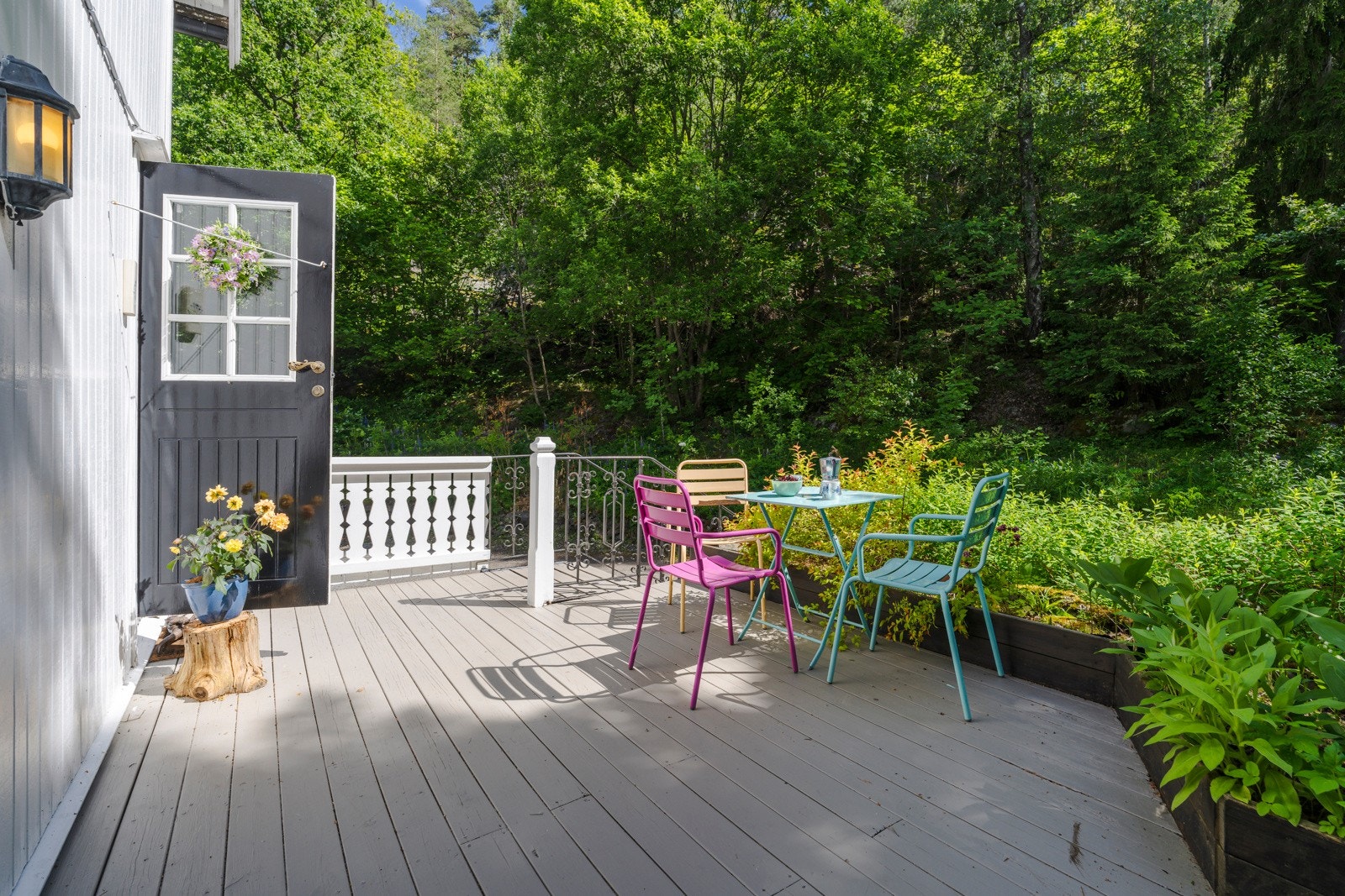 Herlig stor, sydvendt terrasse (ca. 98 m2) med svært gode solforhold og trapp til den flotte hagen Galleribilde