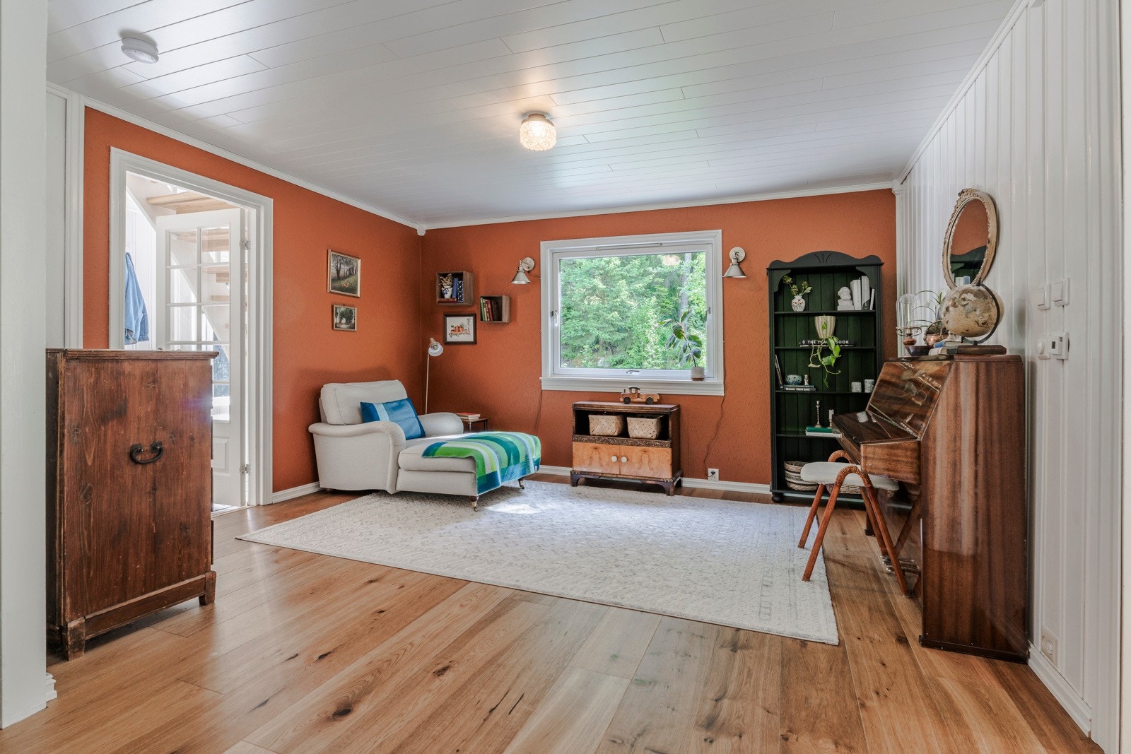 I boligen er det 2 flotte stuer i tillegg til spisestue. Galleribilde