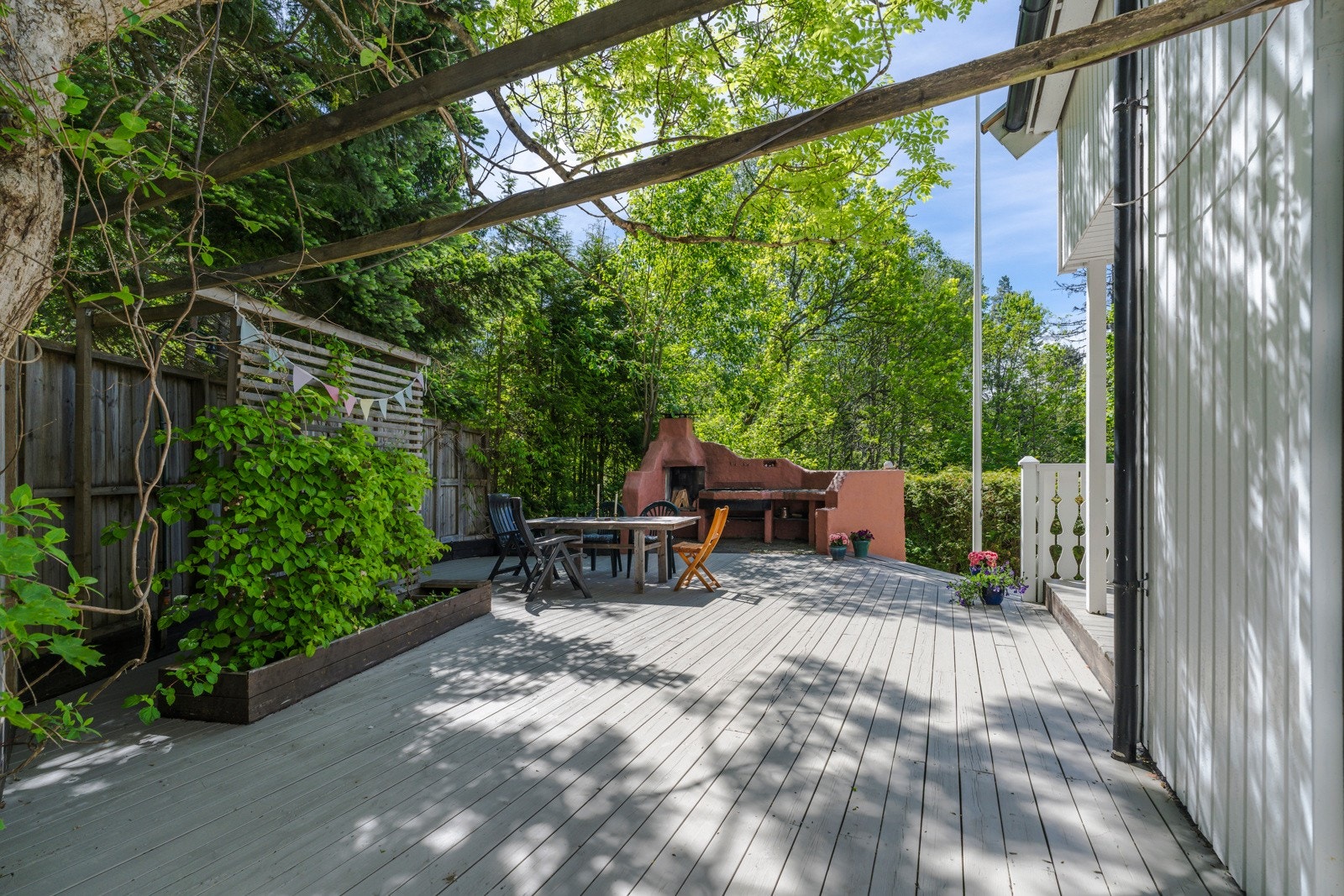 Idyllisk enebolig over 2 plan med stor tomt og flotte solforhold på sydvendt terrasse og flotte uteområder Galleribilde