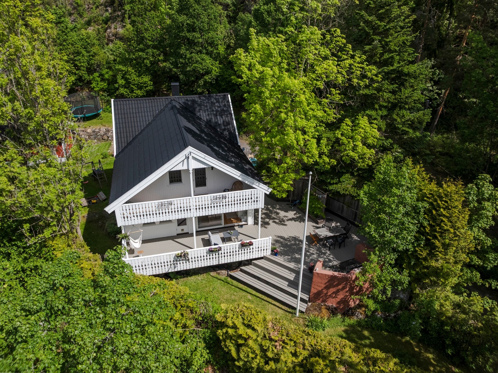Tomten oppleves solrik. Omgitt av trær og ro - med kort vei ned til stranda og fine turområder Galleribilde