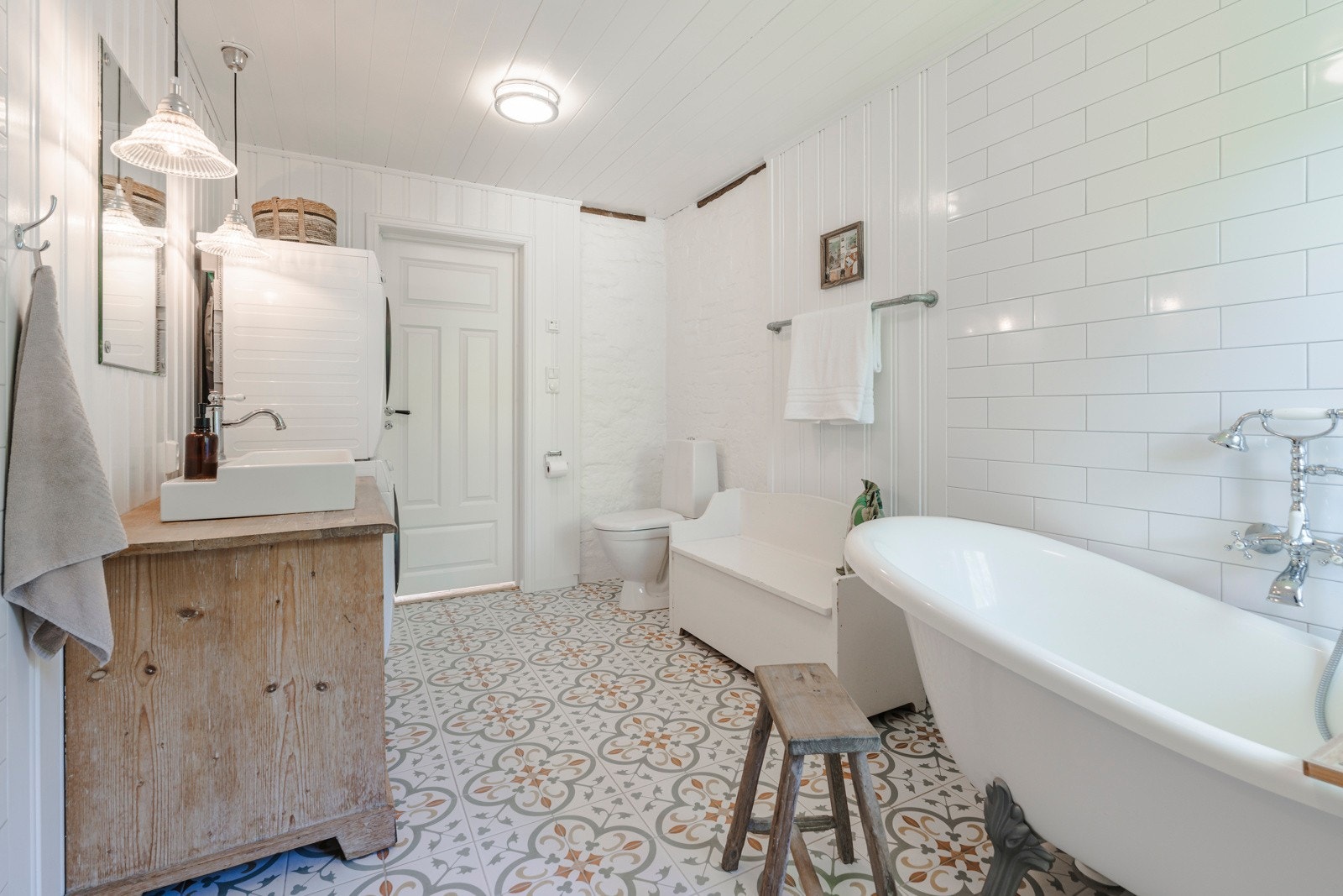 Badet har en funksjonell løsning som dekker både daglige behov og gjesteanvendelse. Galleribilde