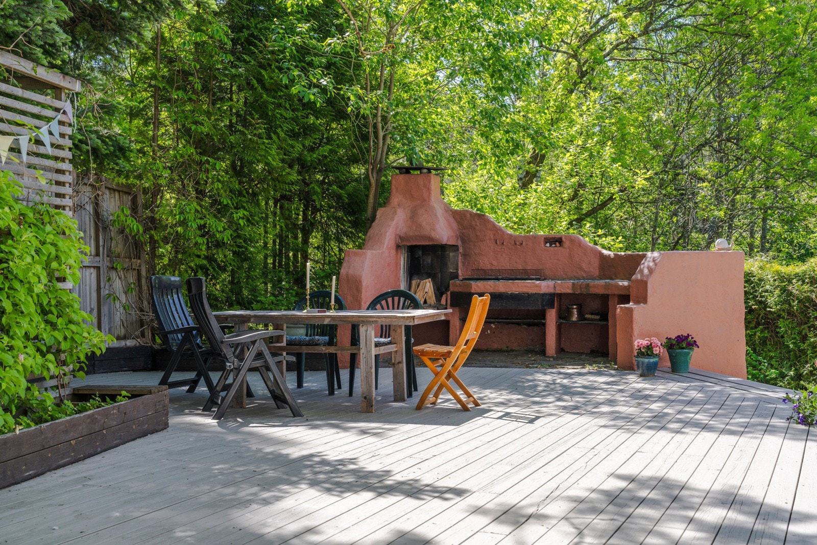 Terrassen er utstyrt med utekjøkken som inkluderer både peis og grill - perfekt for lange, lune sommerkvelder. Galleribilde