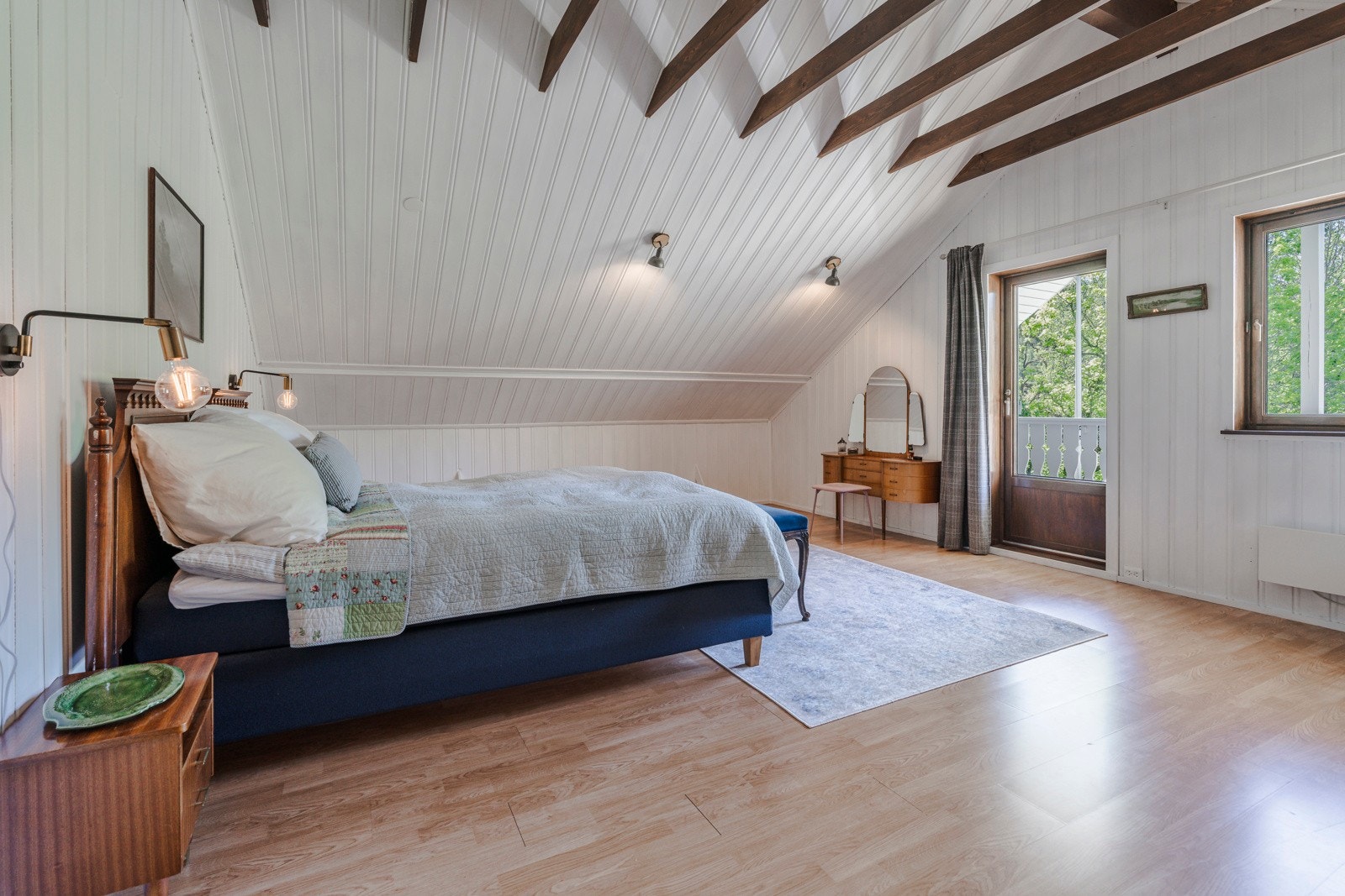 Fra soverommet er det direkte utgang til egen balkong - en perfekt forlengelse av rommet, hvor man kan nyte morgenkaffen Galleribilde