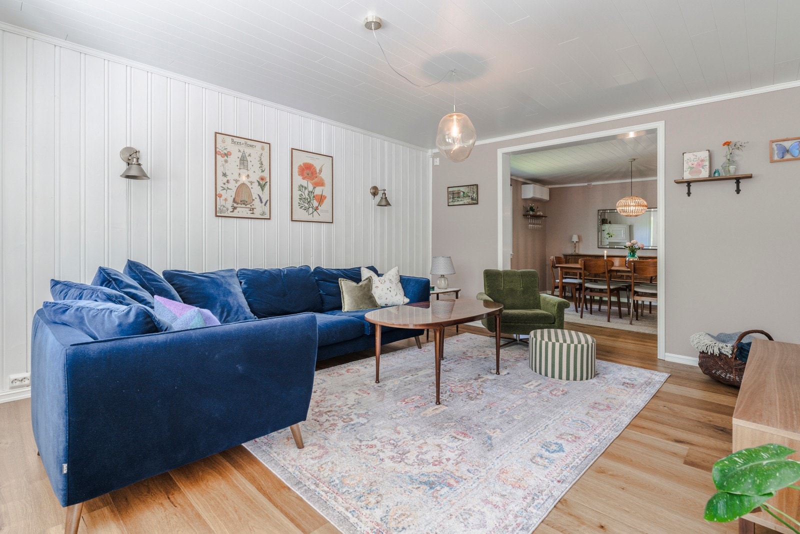 Eget oppholdsrom velegnet som TV-stue eller lekerom, avskjermet fra hovedstuen for økt komfort og fleksibilitet i bruken. Galleribilde