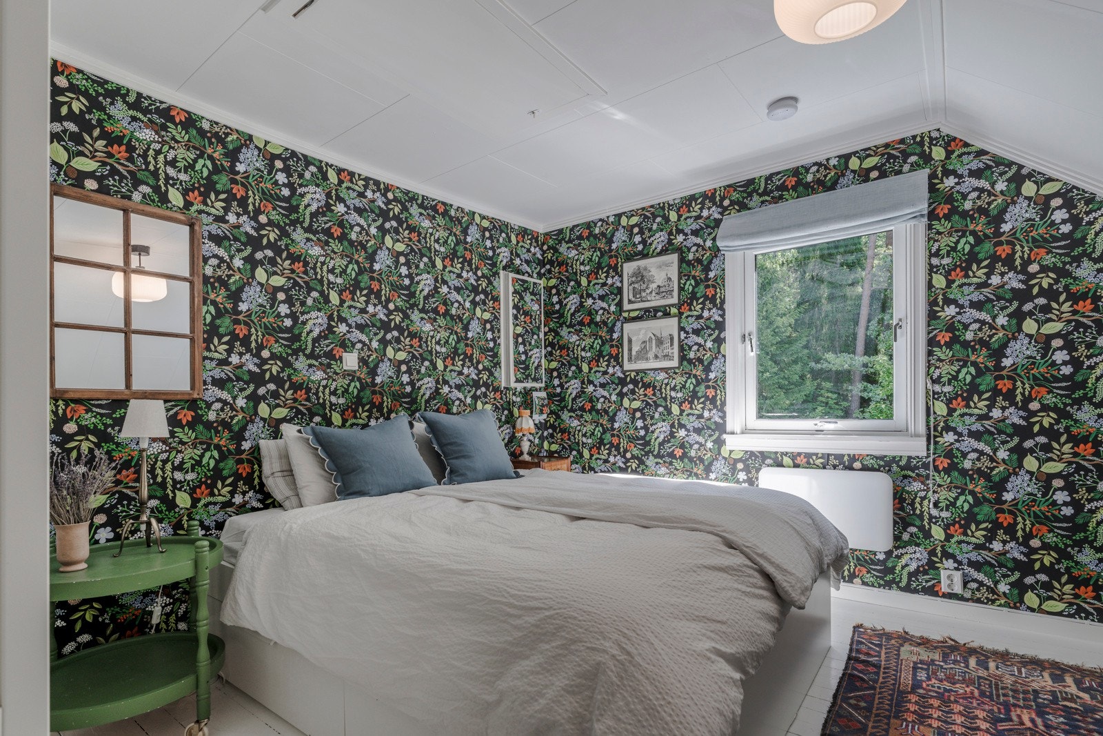 Lyst og funksjonelt soverom med god plass til dobbeltseng og øvrig møblering Galleribilde