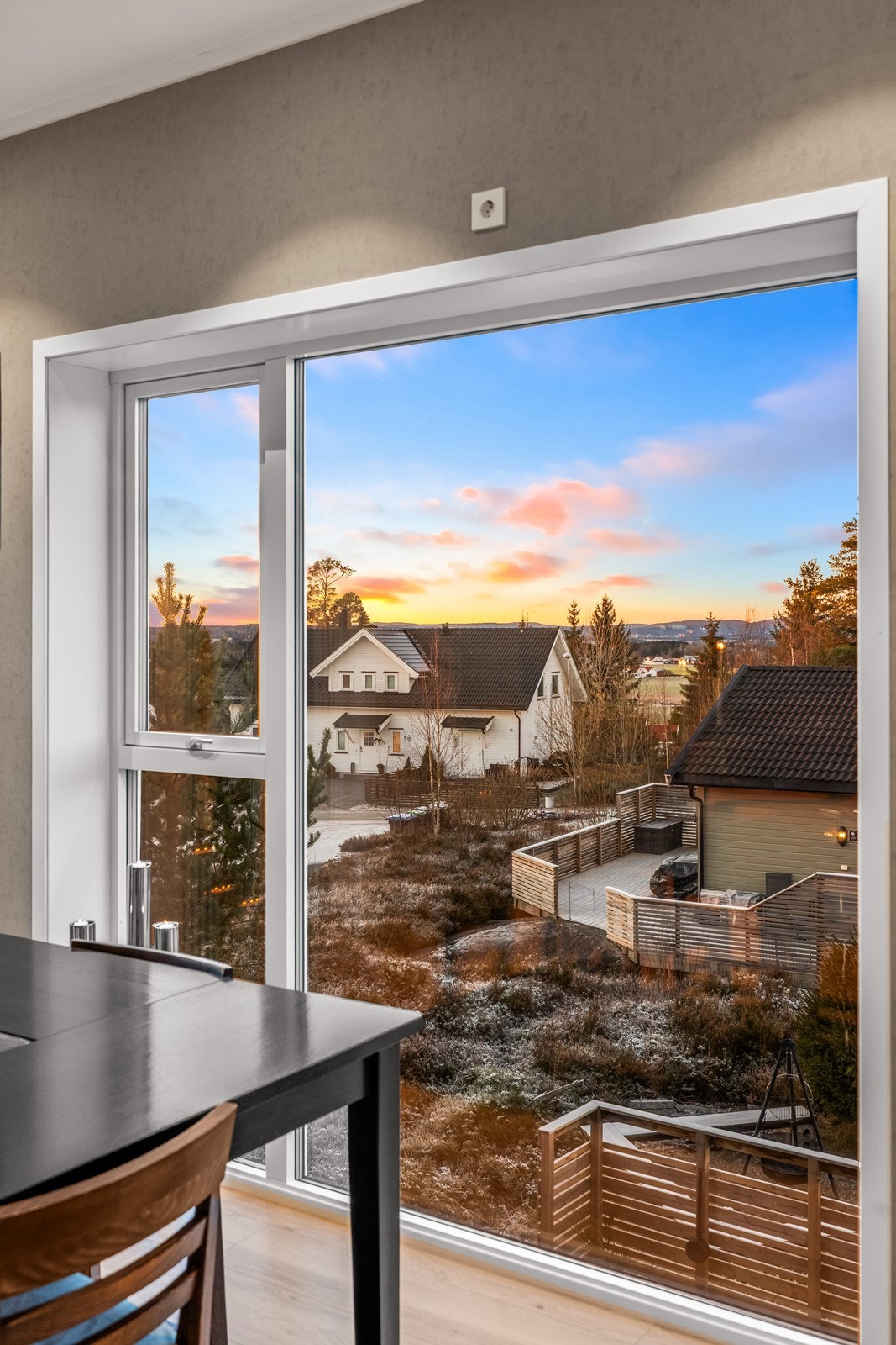 Store vinduer gir panoramautsikt over nærområdet og slipper inn naturlig lys. Galleribilde