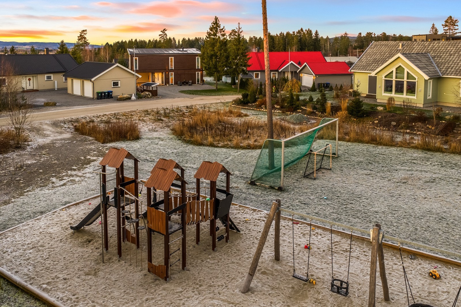 Beliggende i et familievennlig og attraktivt område. Kort vei til lekeplass, perfekt for barnefamilier. Galleribilde