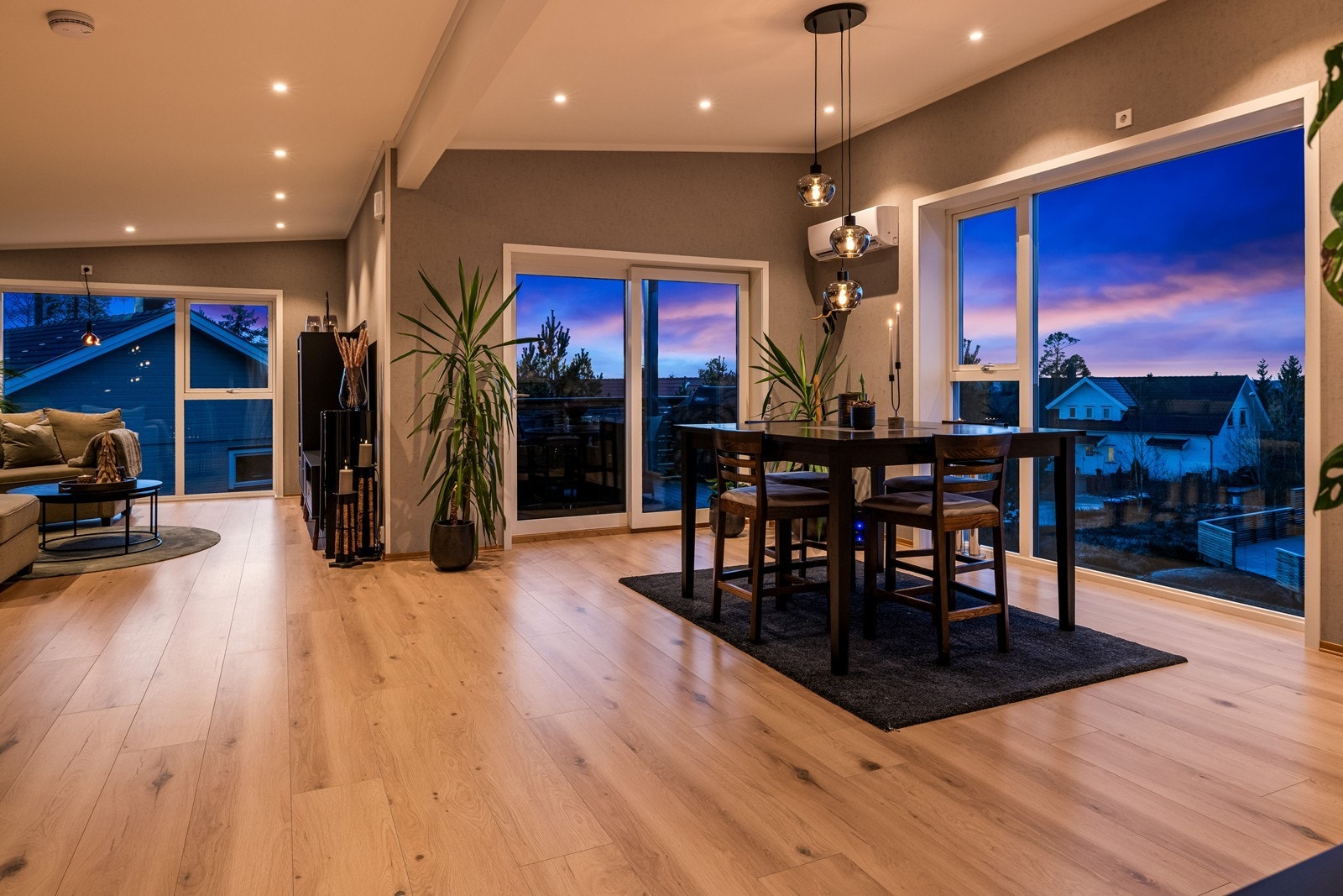 Stua er romslig og det er god plass til spisegruppe. Galleribilde