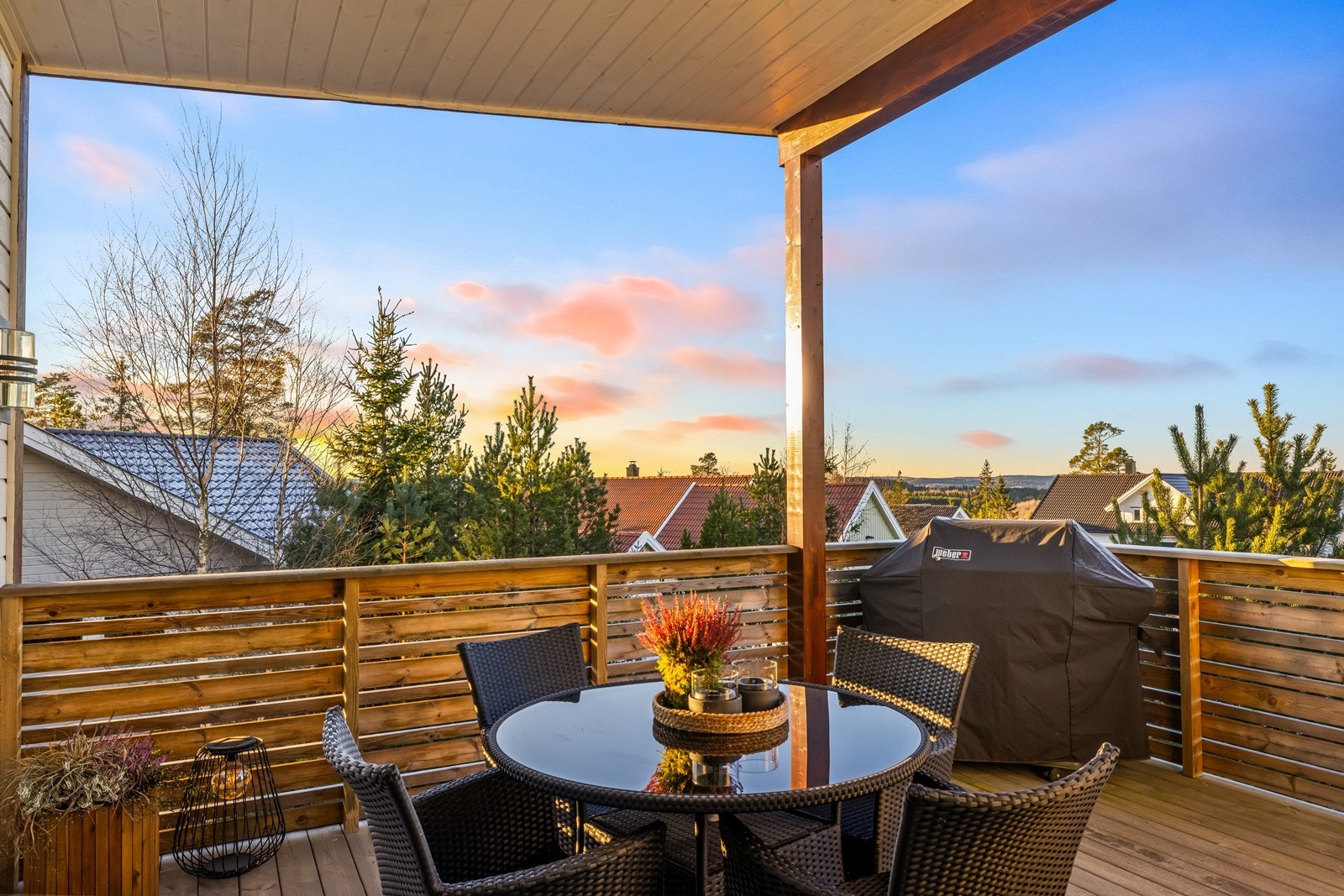 Utsyn mot grøntområde fra balkongen gir en fredelig atmosfære. Galleribilde