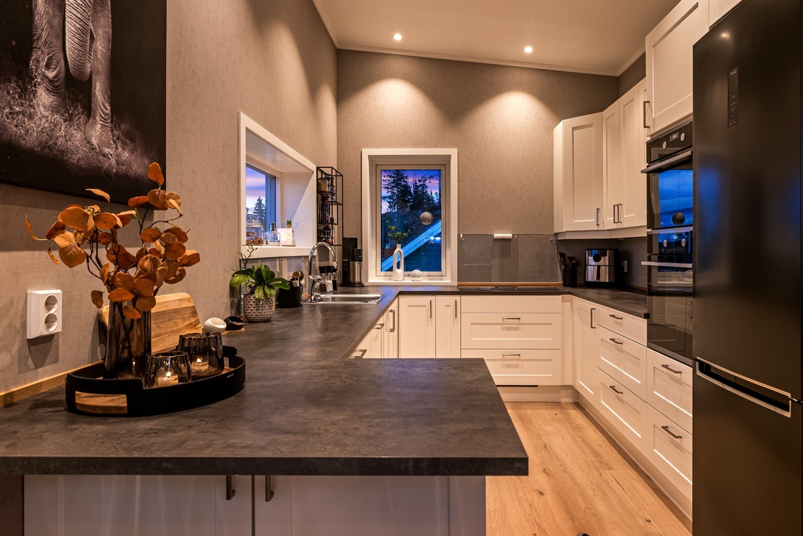 Kjøkkenet har Huseby innredning, profilerte fronter og en benkeplate av laminat, som gir en praktisk arbeidsflate. Galleribilde