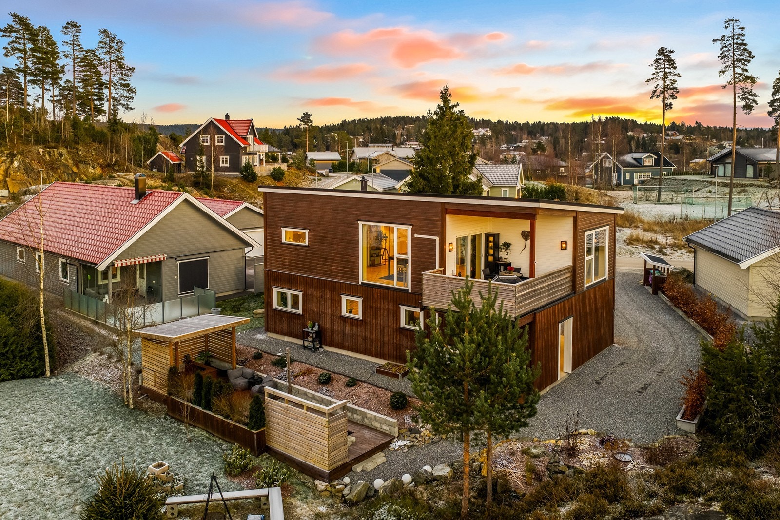 Eiendommen har flott opparbeidet uteplass bak huset. Skjermet og lunt. Galleribilde