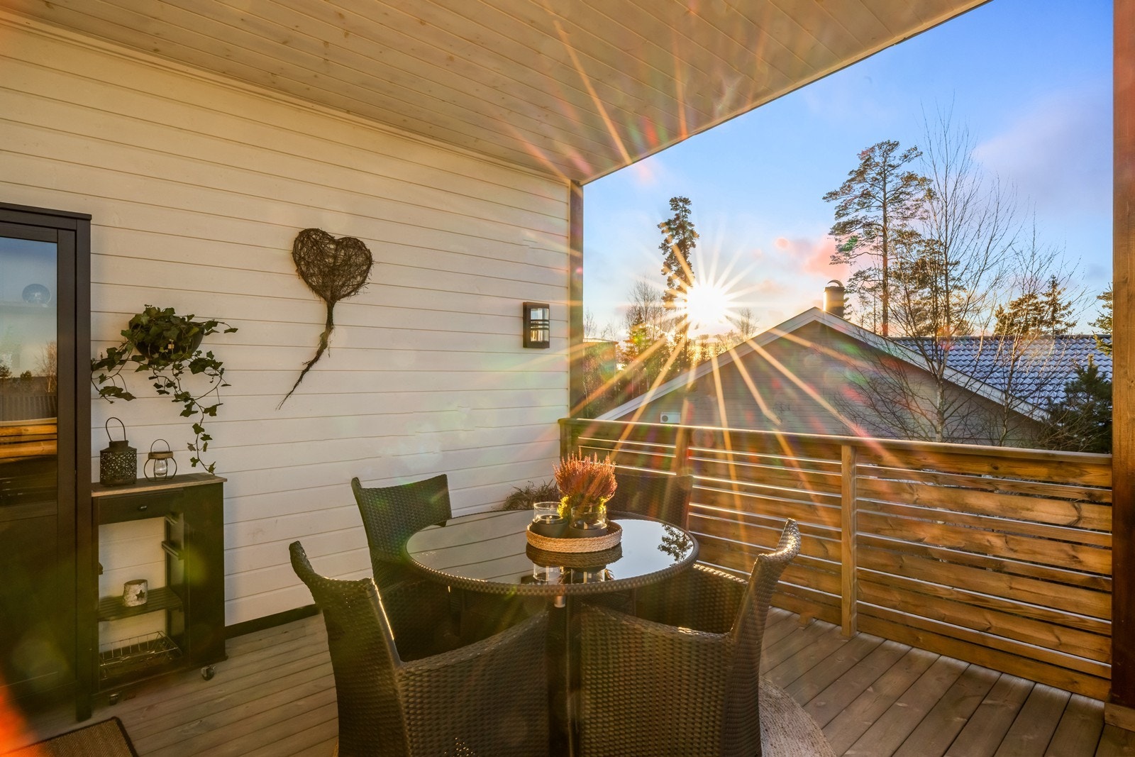 Solforholdene gir lys inn på den overbygde balkongen med trepaneler (kilde: tilstandsrapport). Galleribilde