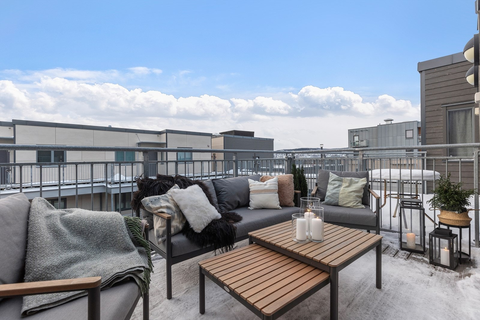 Stor og solrik sørvendt balkong på 8 kvm med utsikt mot Byåsen - perfekt for lange sommerdager med sol fra formiddag til kveld Galleribilde