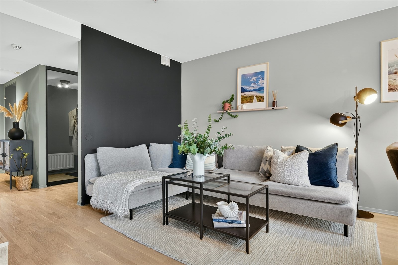 Leiligheten kan by på en rekke komfortable kvaliteter, som fjernvarme, heis i bygget, oppvarmet parkeringsplass og umiddelbar nærhet til bussholdeplass og et bredt utvalg av servicefunksjoner Galleribilde