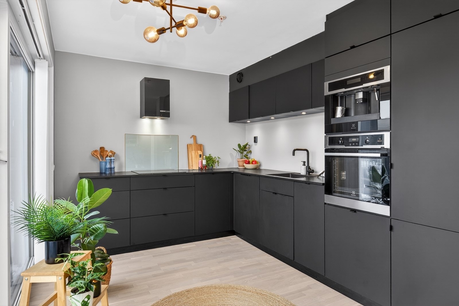 Stilrent Kvik-kjøkken (2019) med integrerte hvitevarer, inkludert innebygd kaffemaskin med steamer - en innbydende kjøkkensone som også kan innredes med spiseplass Galleribilde