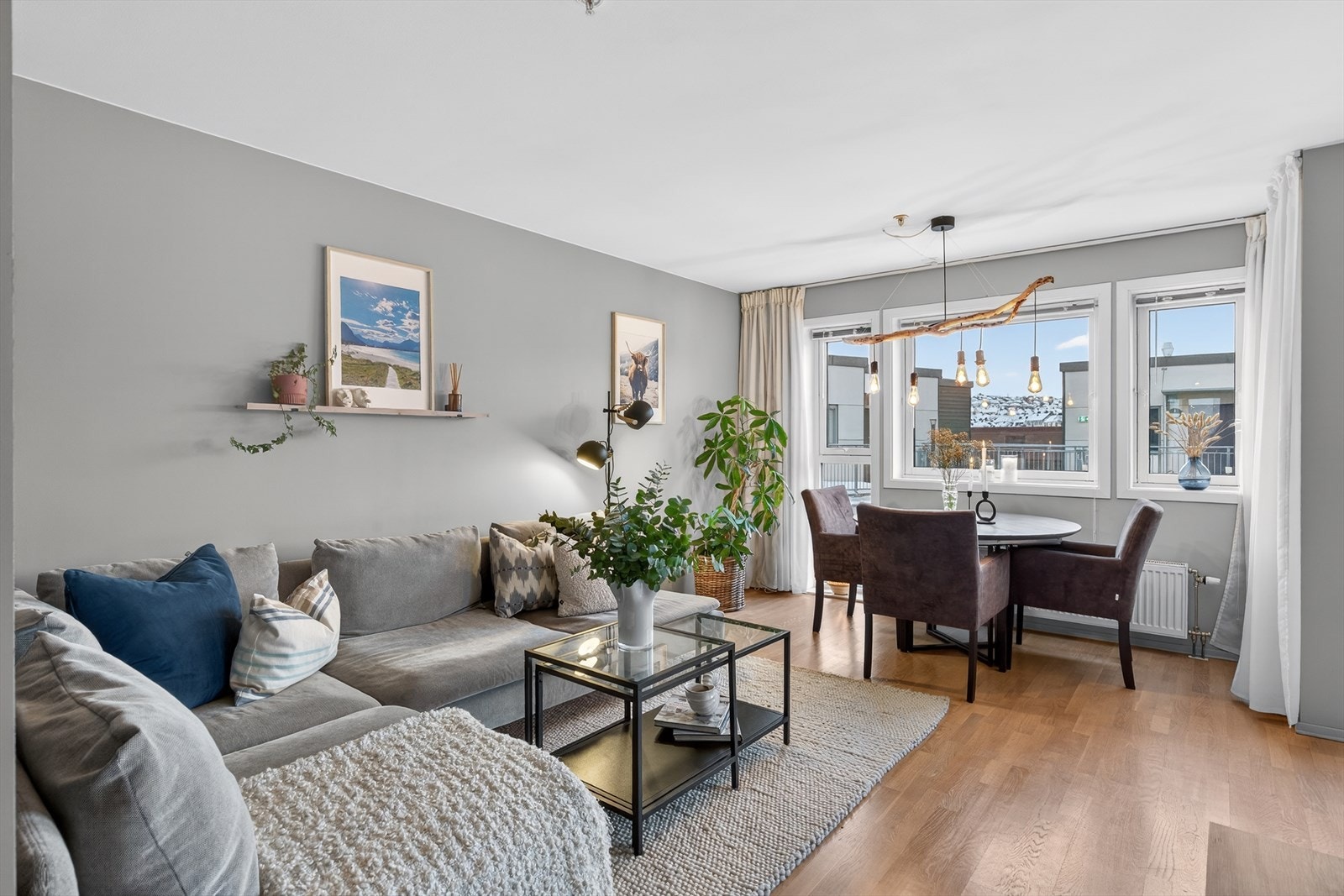 Stue og kjøkken har store vindusflater som gir godt med lysinnslipp. Stuen har stor fleksibilitet når det gjelder innredning Galleribilde