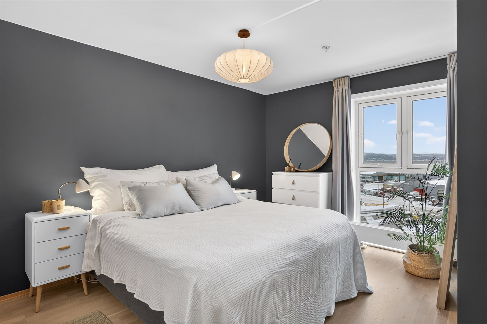 Innholdsrikt hovedsoverom på 14,5 kvm med store vinduer som gir en luftig romfølelse Galleribilde