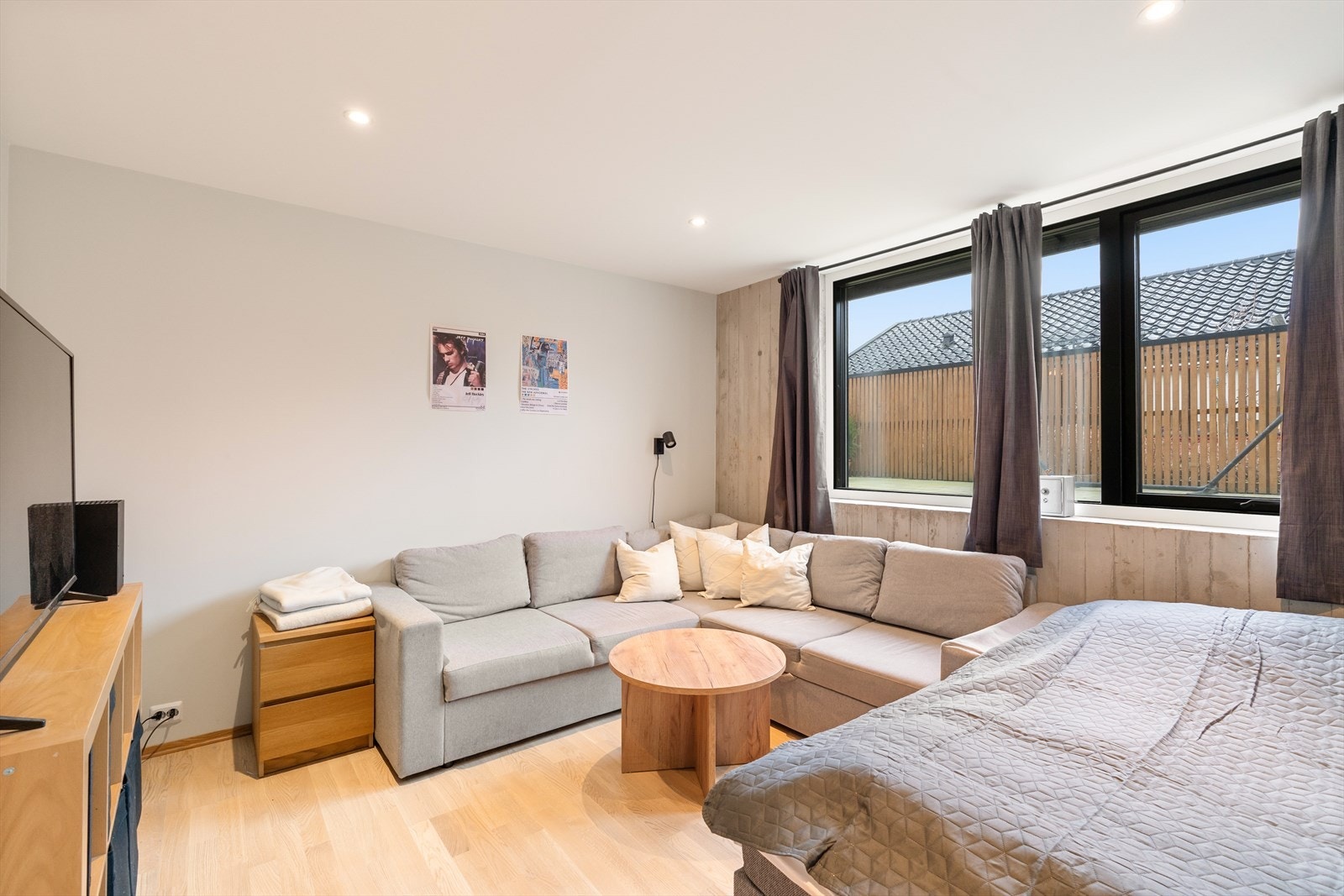 Dette rommet er inntegnet som stue på godkjente tegninger. Rommet er i dag delt av med vegg og dør, slik at det kan brukes som lukket stue eller soverom. Galleribilde