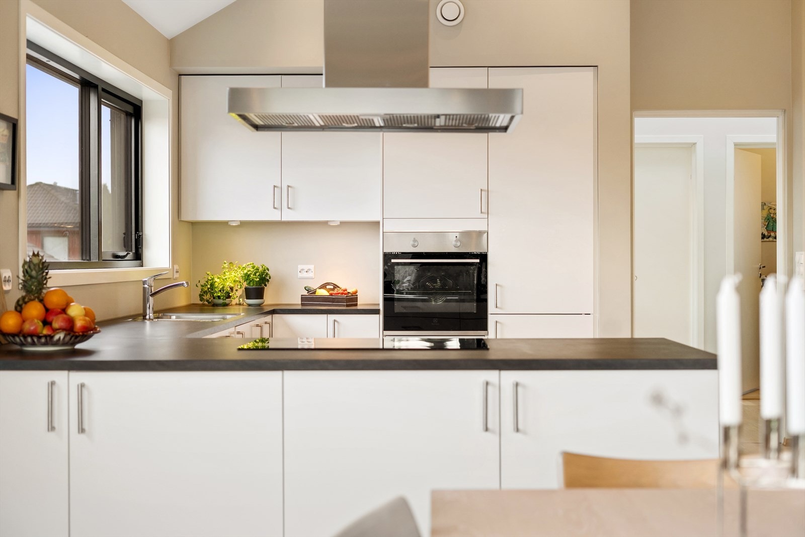 Delikat og lyst kjøkken med både under og delvis overskap. Kjøkken fra kvalitetsleverandøren Sigdal. Galleribilde