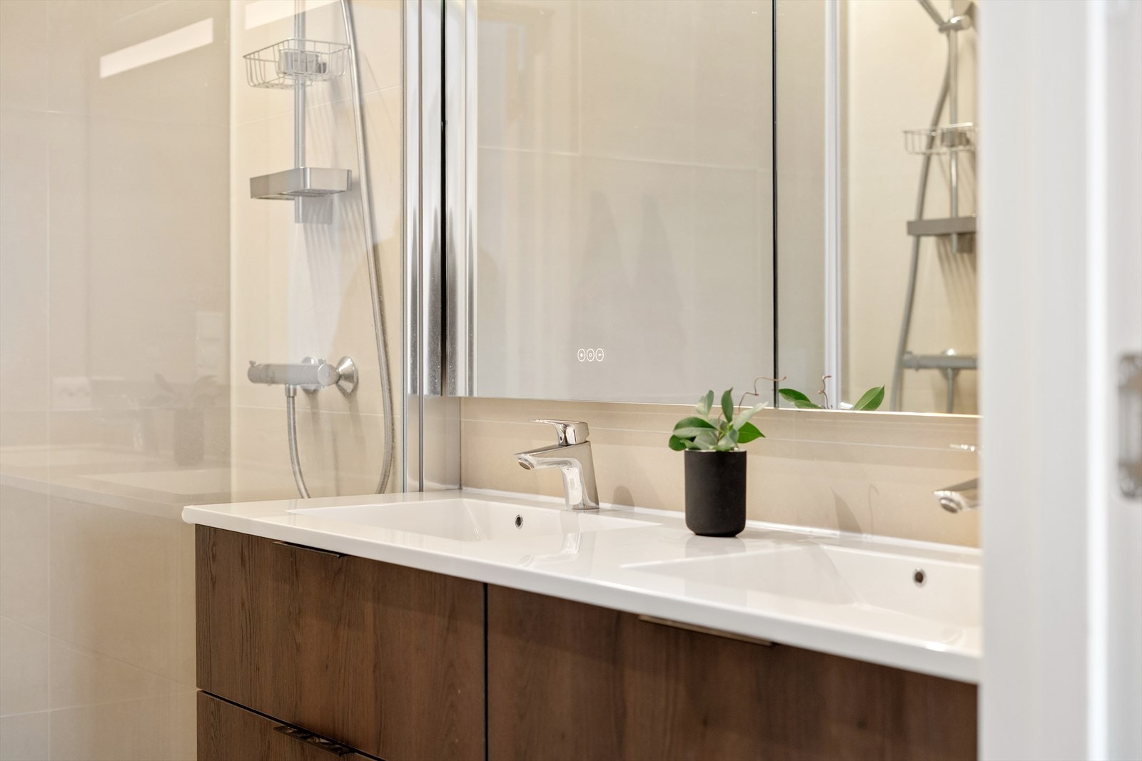 Dobbel vask og dobbel dusj - perfekt for den kresne! Galleribilde