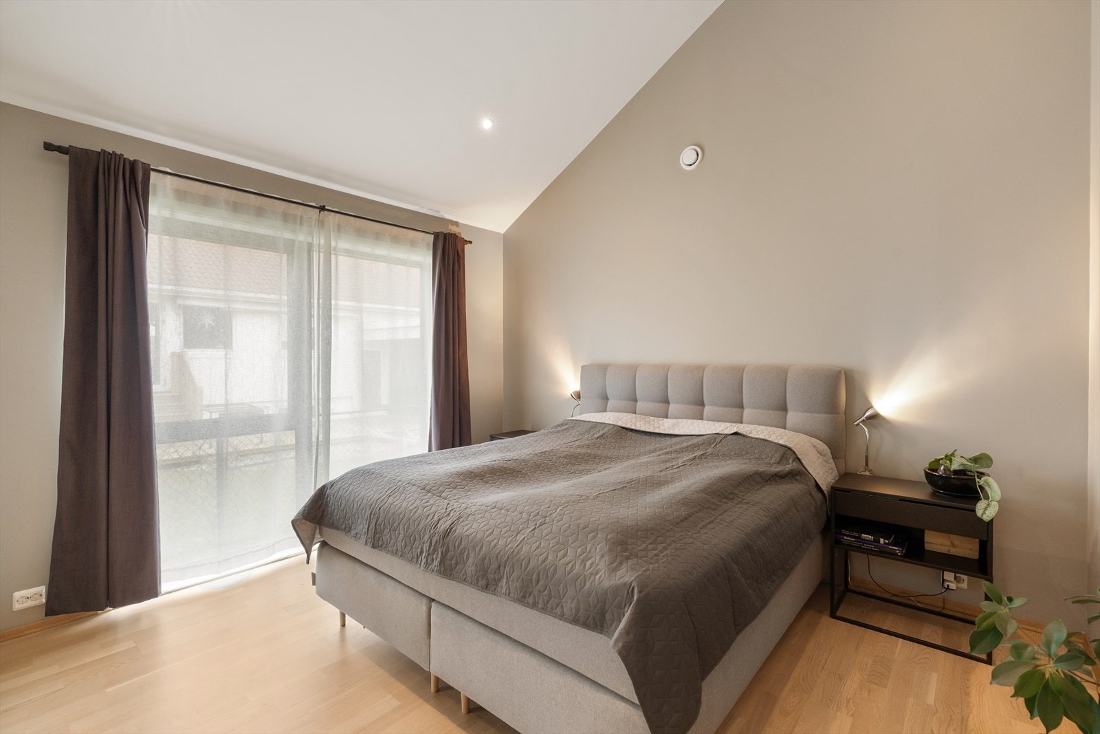 Delikat hovedsoverom med flott takhøyde Galleribilde