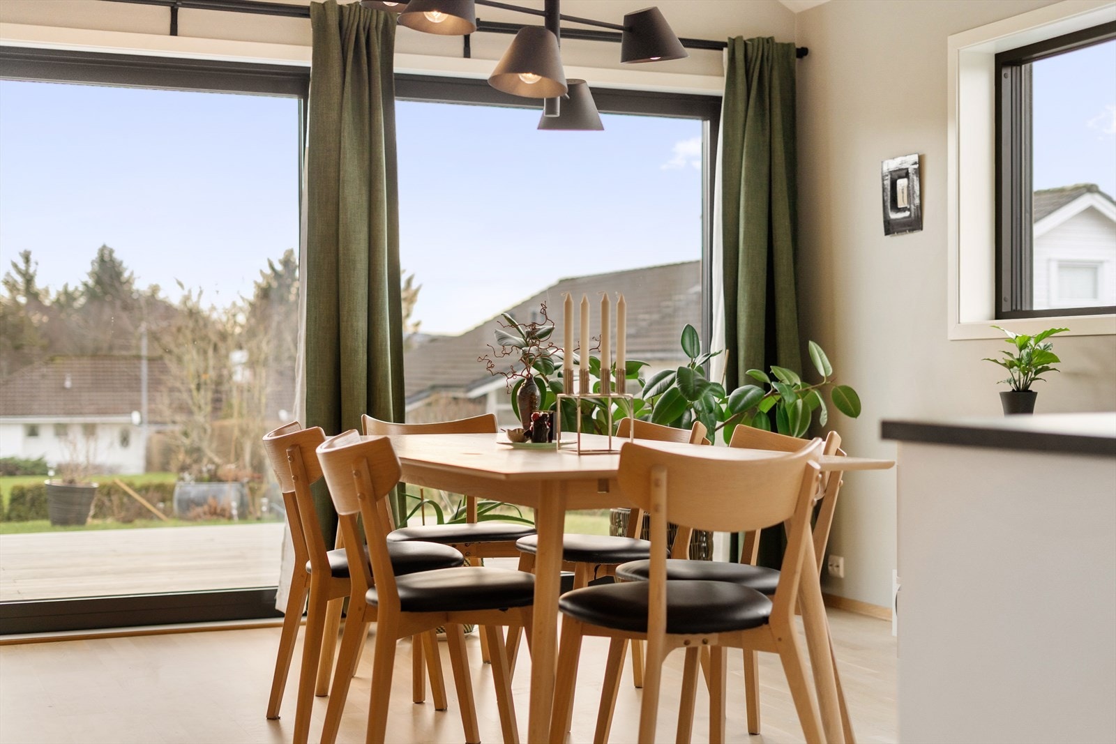 Spisestue med store vinduer gir et flott lys inn i rommet Galleribilde