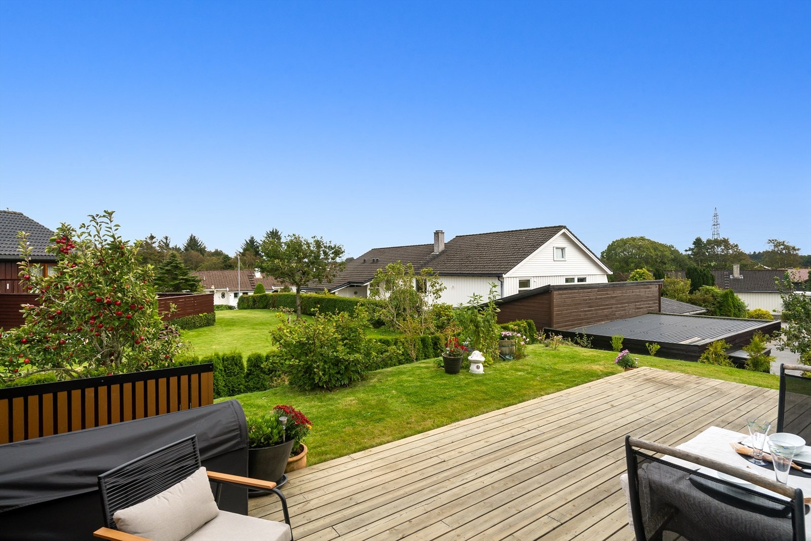 Romslig og pent opparbeidet tomt med beplantning, terrasser og gressplen - lun og idyllisk beliggenhet like ved Eivindsholstjørn Galleribilde