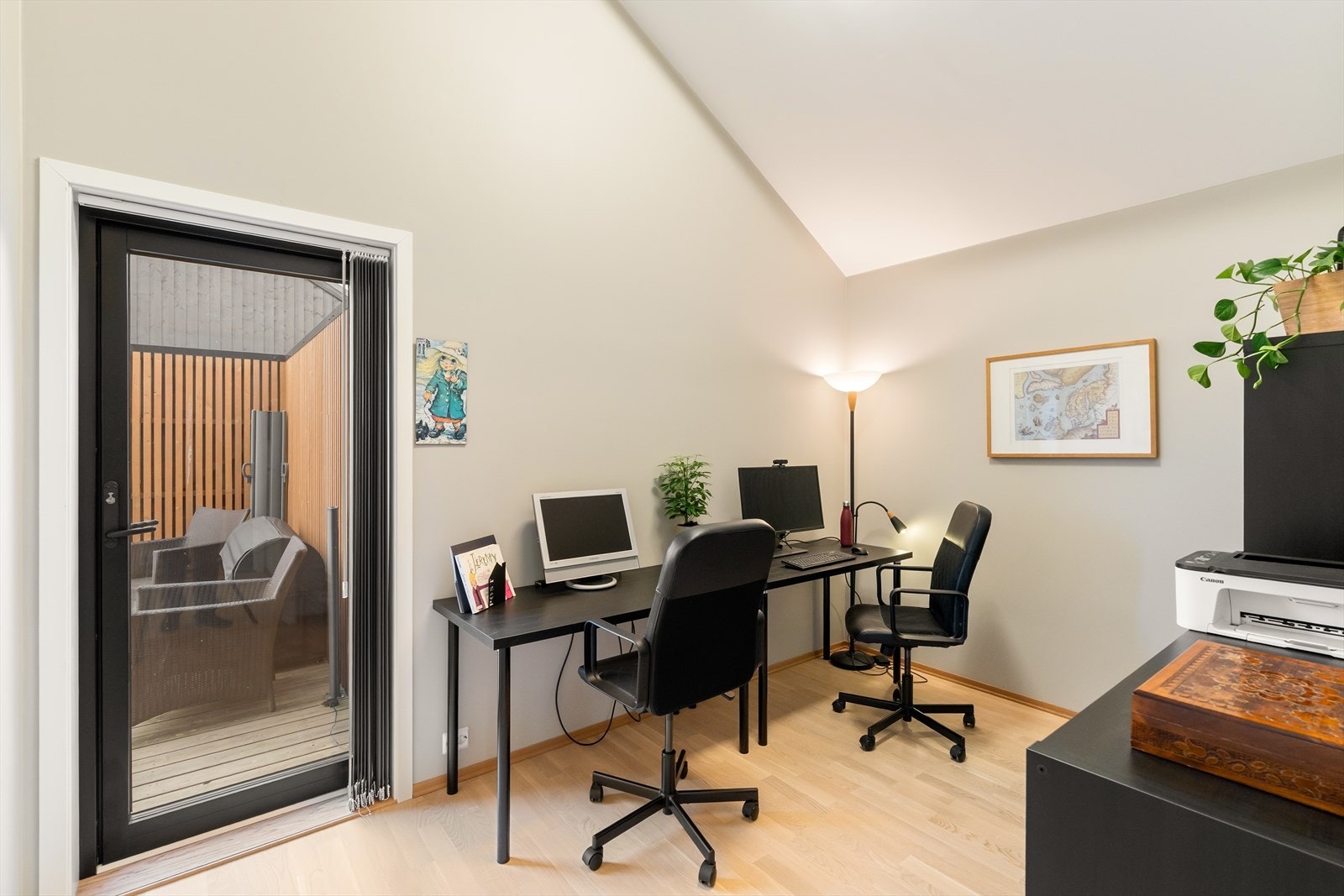 Soverom som i dag brukes som hjemmekontor. Utgang til terrasser fra to av soverommene i andre etasje. Galleribilde