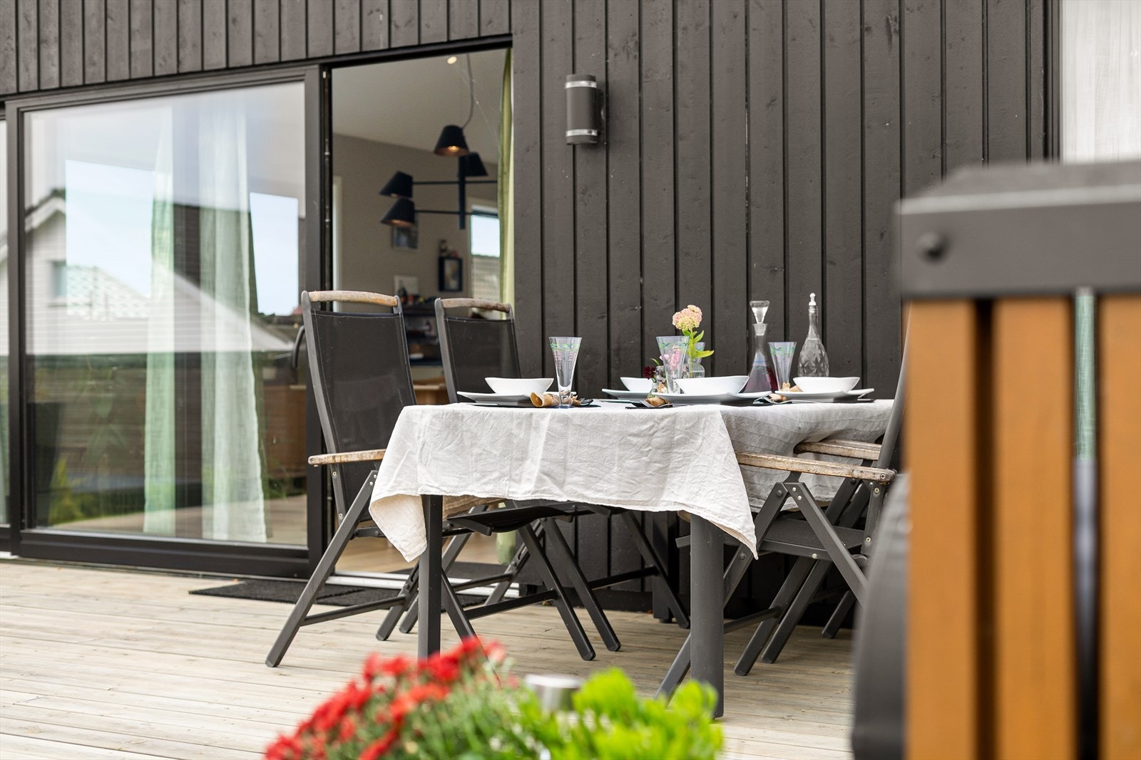 Her kan du nyte sola og har rikelig med plass til flere møbleringer utvendig Galleribilde