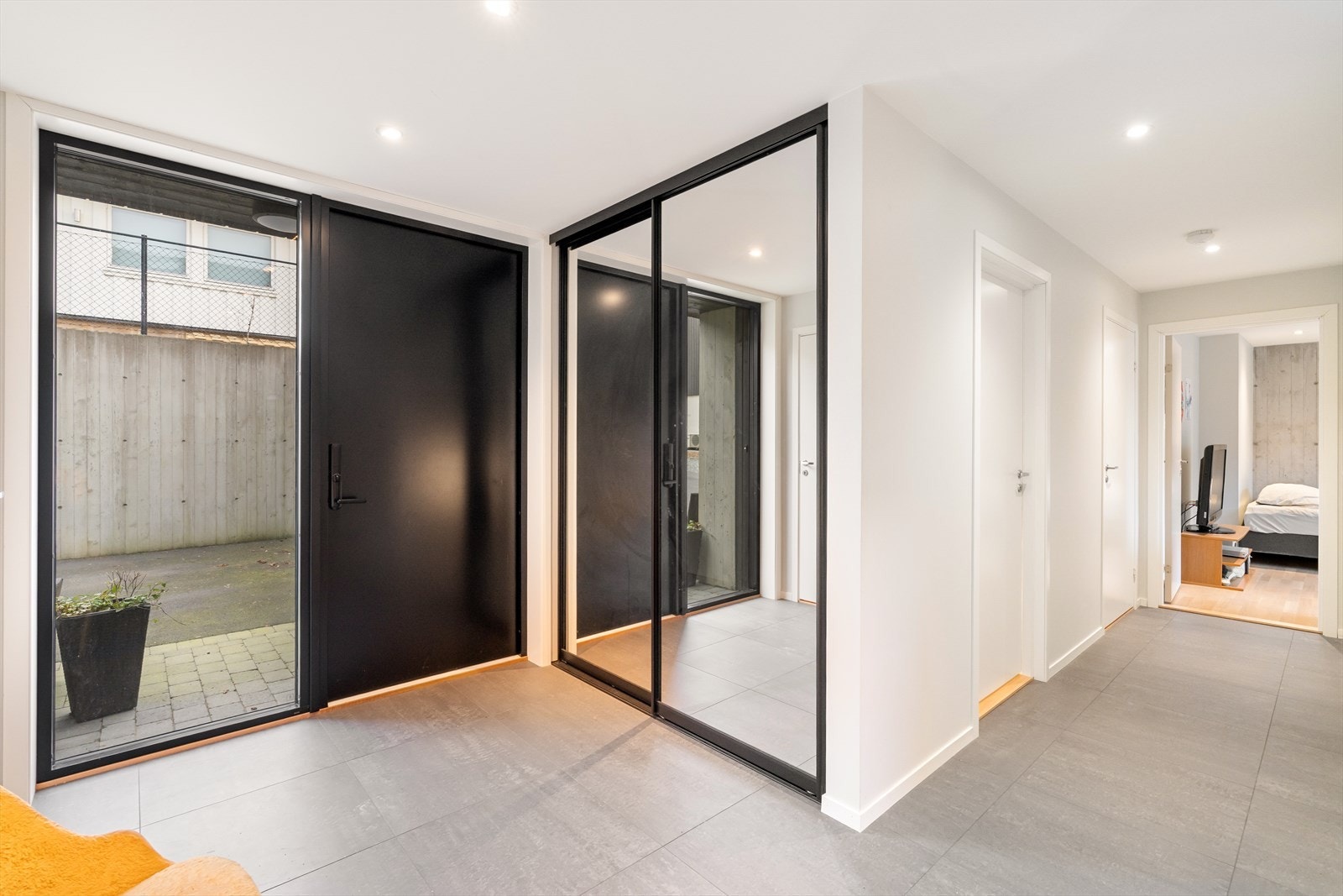 Hovedinngang - bemerk høyde på ytterdør og vindu helt til tak! Kodelås på dør som enkelt kan styres via app. Galleribilde