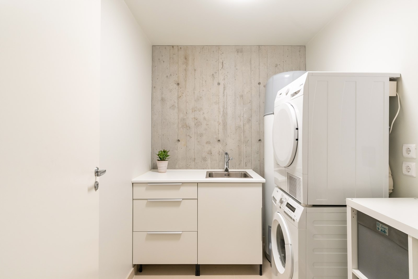 Delikat og praktisk vaskerom. Stor varmtvannstank, vask i innredning, og plass til både arbeidsbenk og flere maskiner. Galleribilde