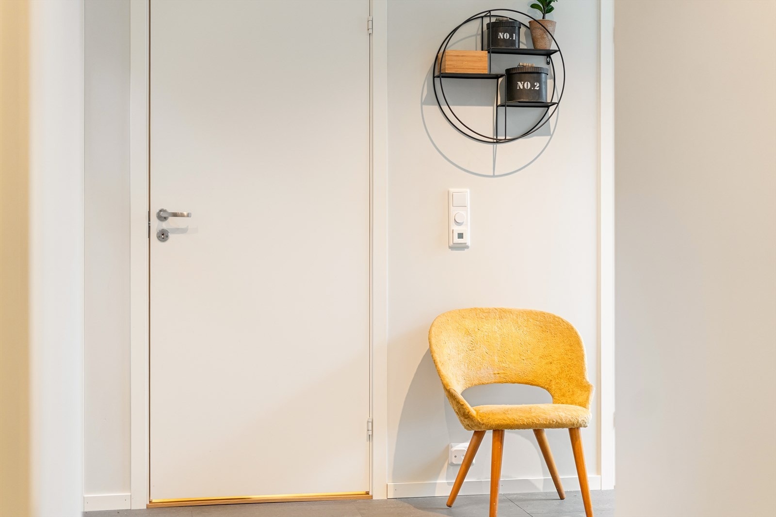 Hele underetasjen har varmekabler i gulv. Det er i tillegg montert downlights i tak i de fleste rom. Galleribilde