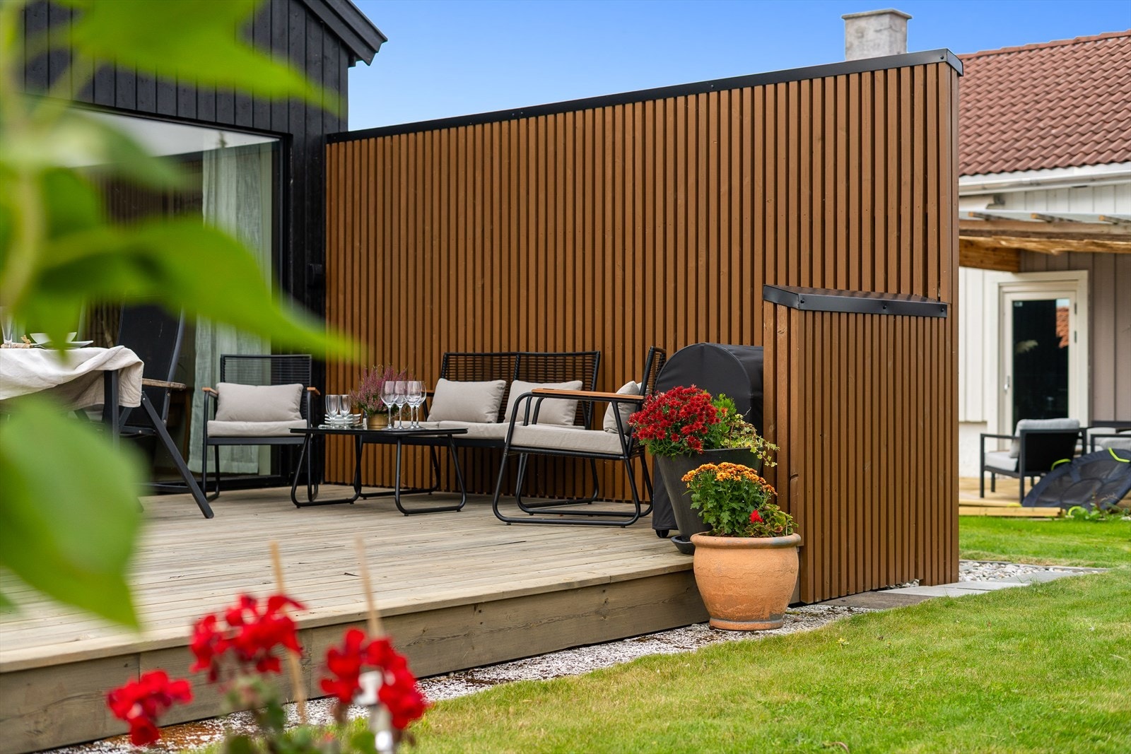 Kun ett trinn ned til hage og gressplen Galleribilde