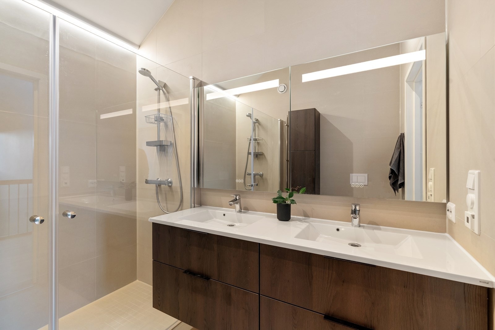 Lekker baderomsinnredning med skuffer og tilhørende veggskap. Speil med oppbevaring og belysning. Håndkletørker er også montert. Galleribilde