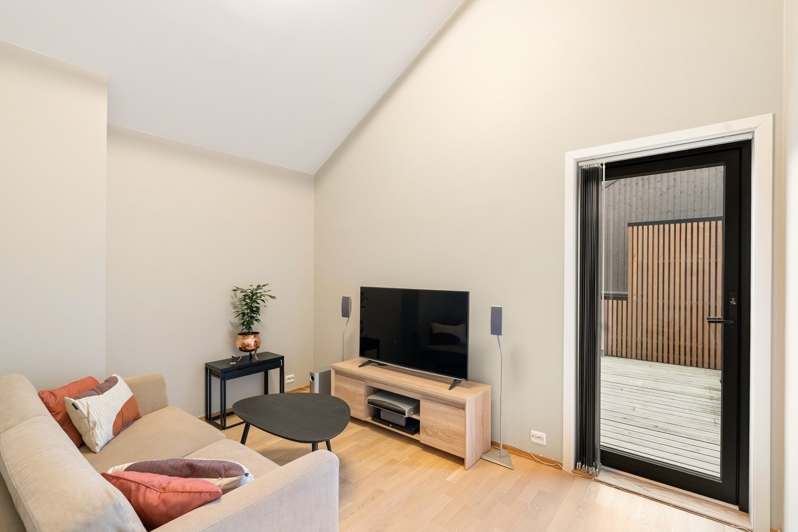 Soverom med utgang til terrasse. Brukes i dag som en ekstra TV-stue Galleribilde