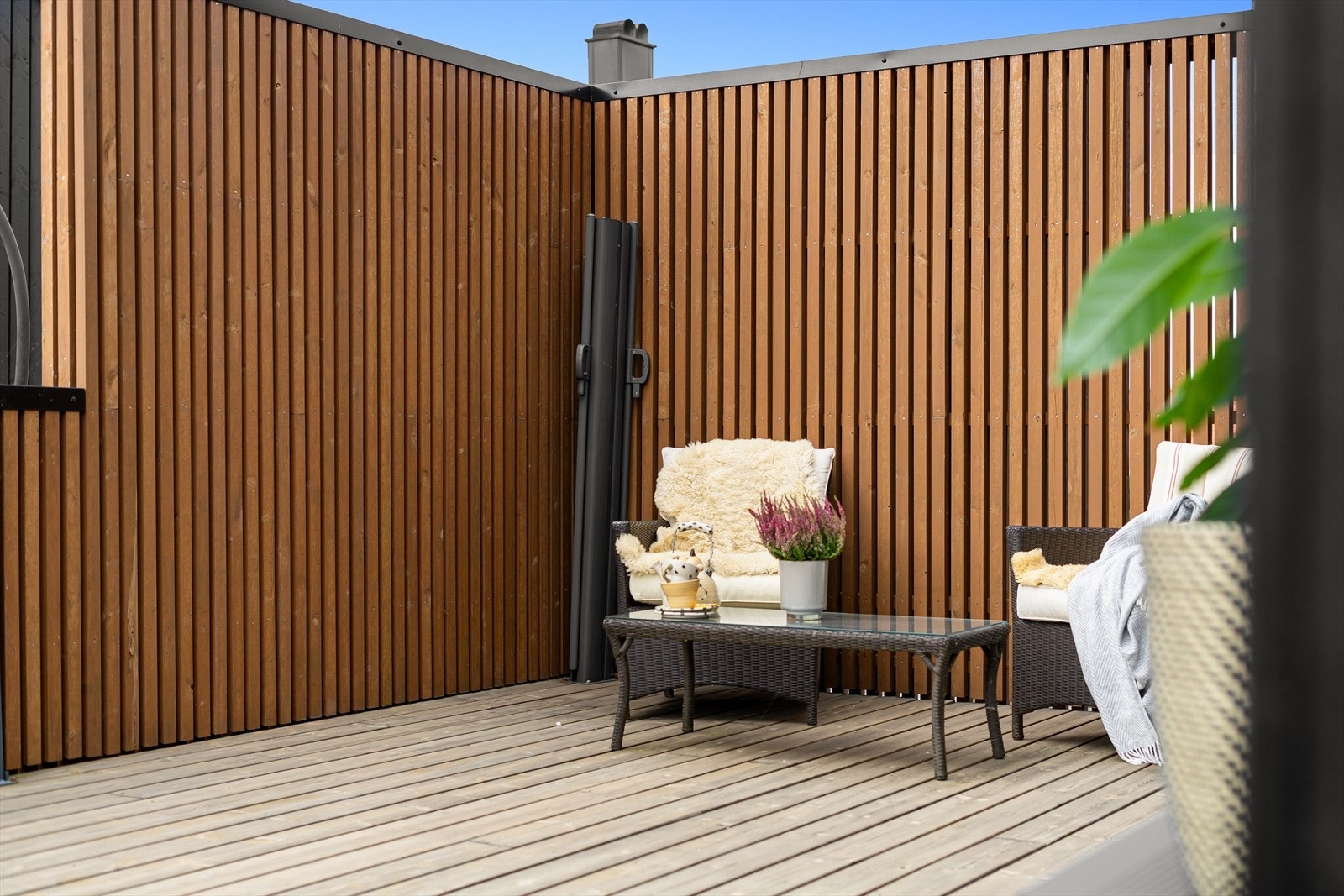 Gjennomtenkt, praktisk og innbydende uteområde - skjermet for innsyn, samt vær og vind Galleribilde