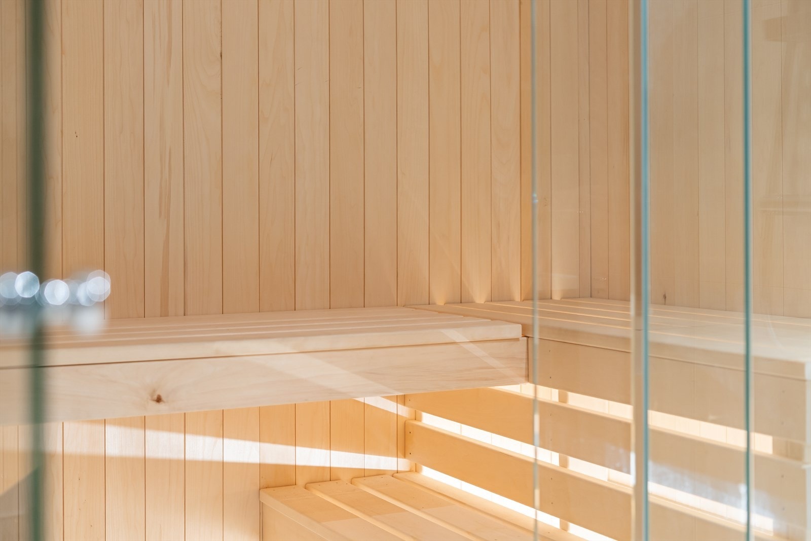 Det er installert timer på badstueovn - kjekt når man har vært ute i vær og vind og kan gå rett inn i ferdig oppvarmet badstue Galleribilde