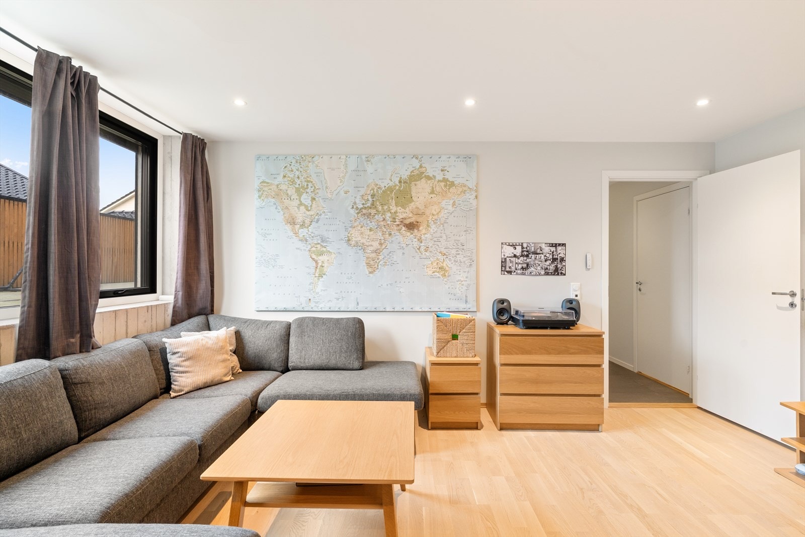 Underetasjen er innredet med bl.a 2 store soverom - eventuelt ekstra stue. Galleribilde