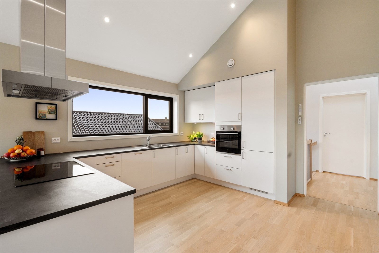 Alt av integrerte hvitevarer medfølger - Steketopp, stekeovn, ventilator som styres via app, oppvaskmaskin og kjøleskap/frys. Ekstra bredde på koketopp. Galleribilde