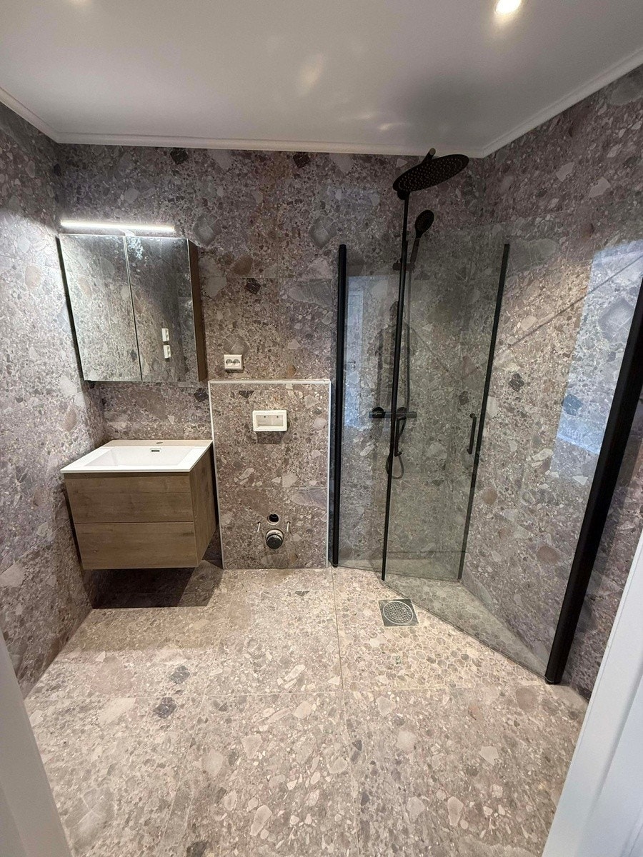 Moderne bad med opplegg for vaskemaskin Galleribilde