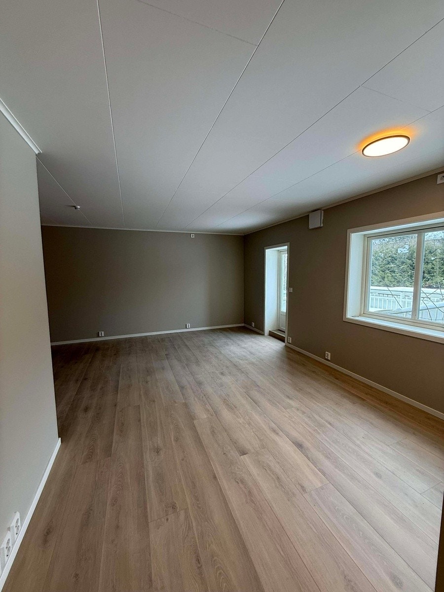 Flott planløsning som tillater mulighet for hjørnesofa - TV oppsett, samt god plass til en spisegruppe. Galleribilde