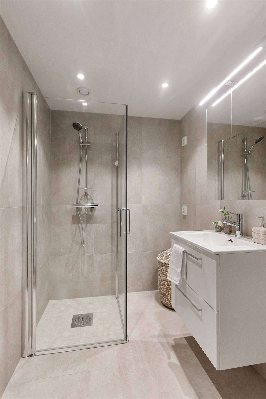 Leiligheten har et delikat og flott bad fra 2025 - Opplegg for vaskemaskin Galleribilde