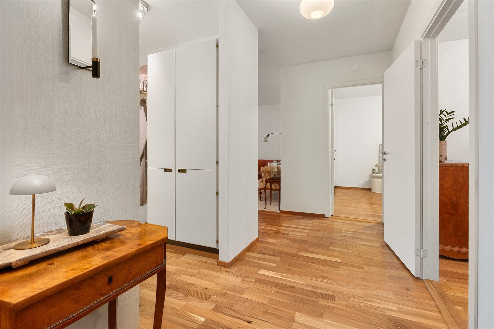 Hall med god plass for å henge fra seg Galleribilde