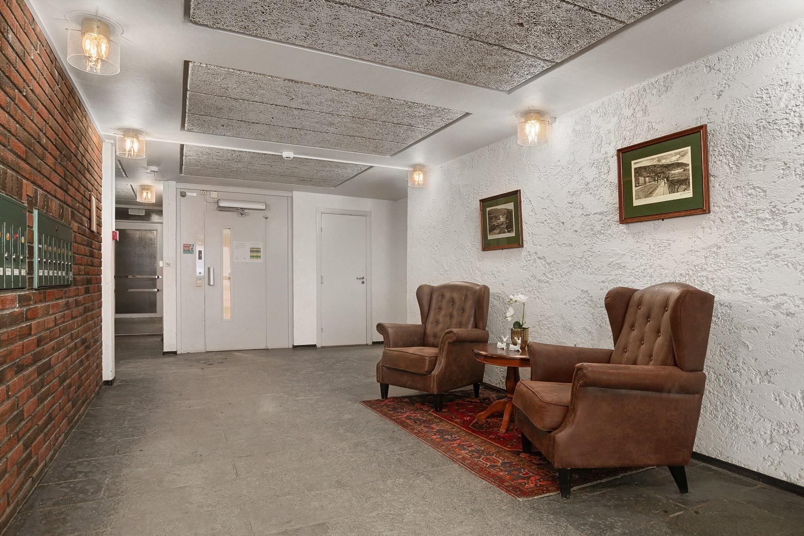 Inngangsparti med heis Galleribilde