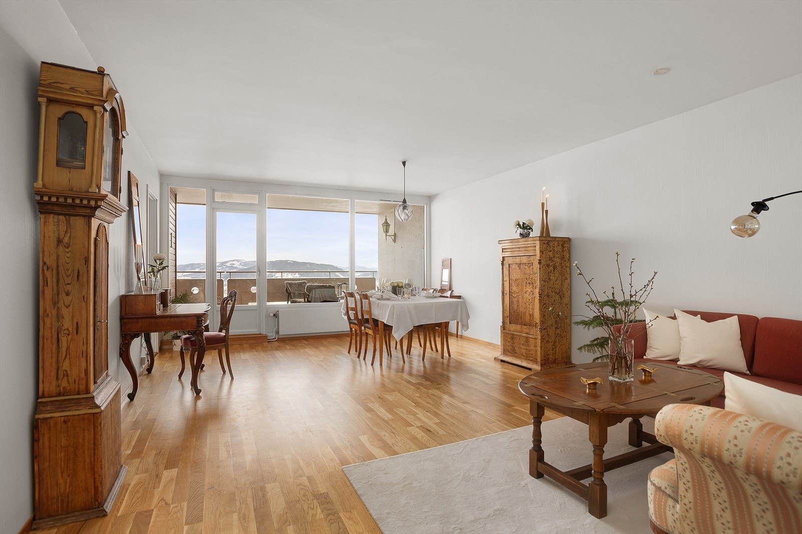 Stuen er lys og romslig med mulighet for flere møbleringssoner Galleribilde