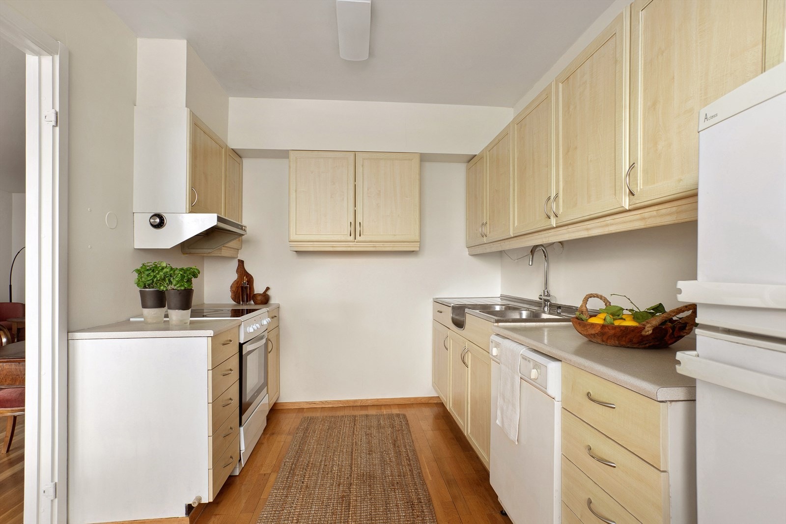 Kjøkkenet har rikt med innredning Galleribilde