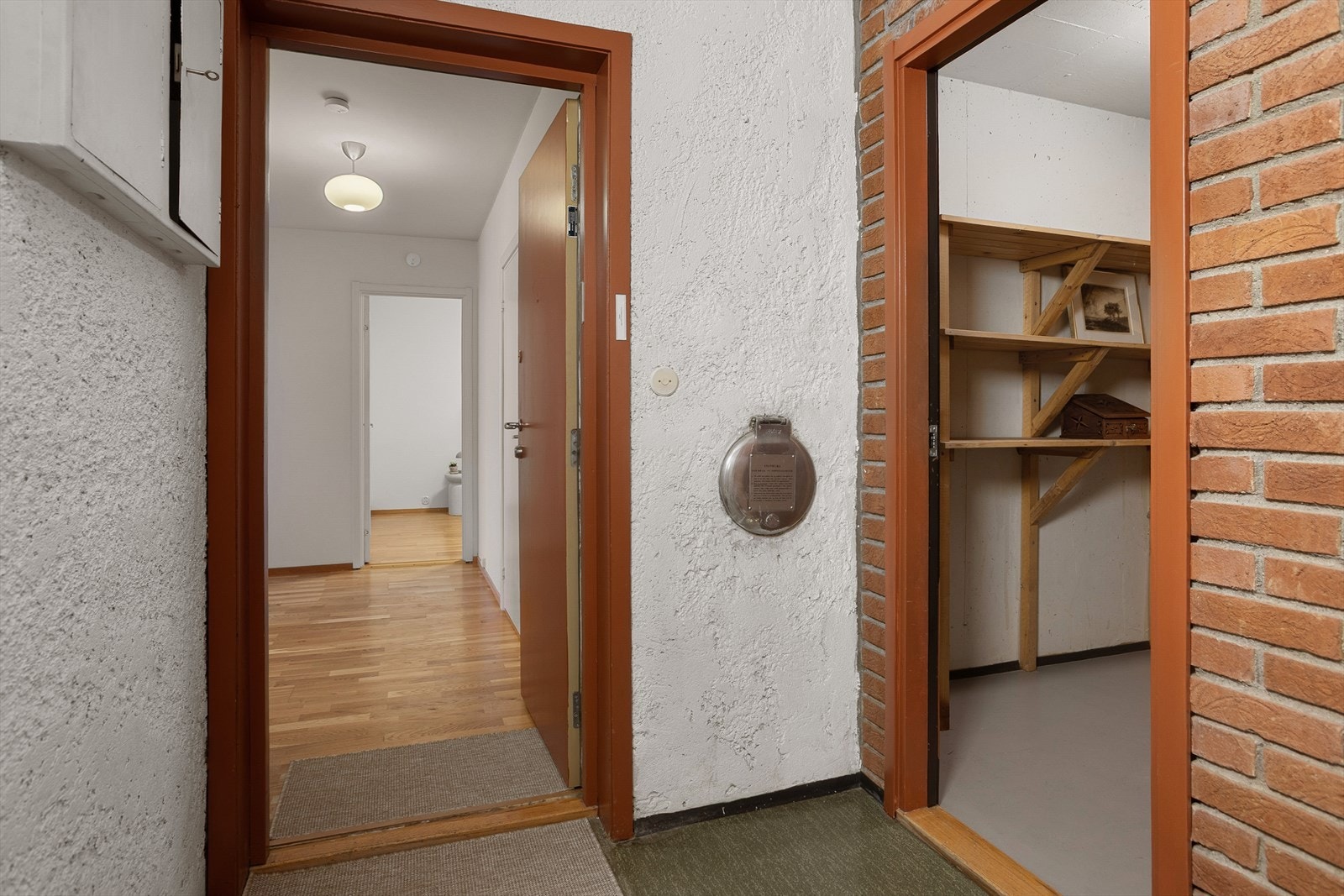 Velkommen hjem! Heisadkomst til leiligheten, samt med bod ved inngangsparti Galleribilde