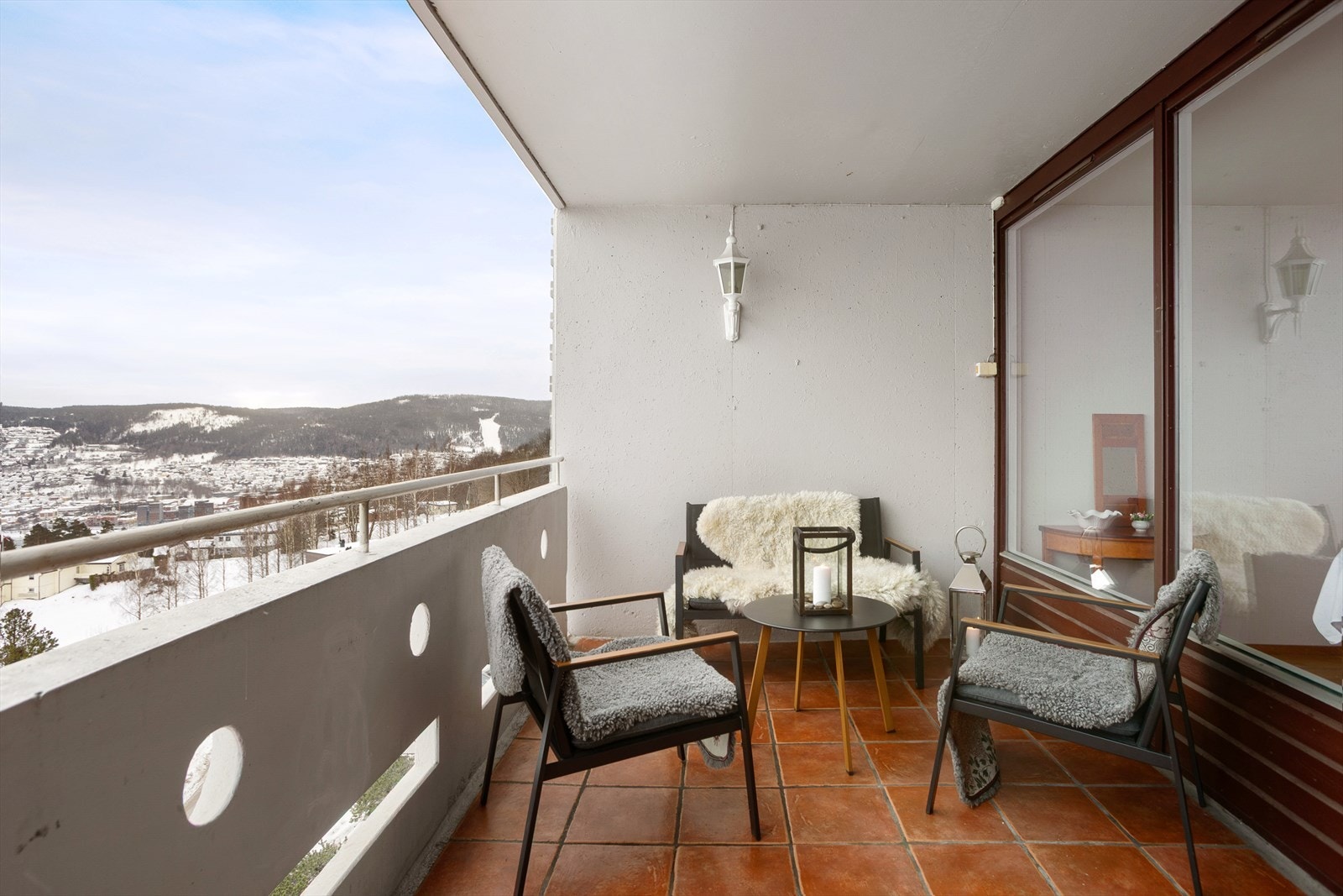 Utgang til romslig og takoverbygget veranda Galleribilde